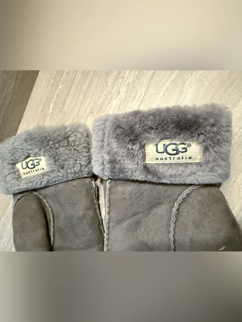 UGG suede mittens Spellout Grey Sherpa Lined